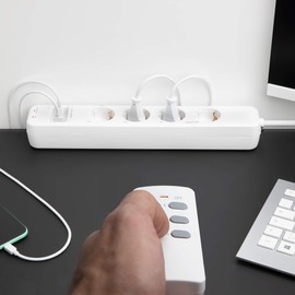 Navaris Wireless Power Strip 4-Way Individually Switchable - with 3x USB Sockets - Radio Socket Strip with Remote Control - Multiple Socket White