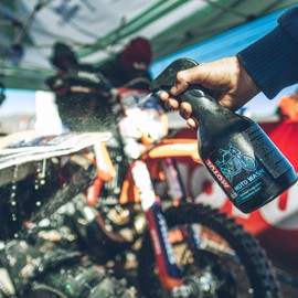 Motul 104881 MC Care E2 Moto Wash Powersports Degreaser and Cleaner Spray for Use on All Surfaces 1 Liter