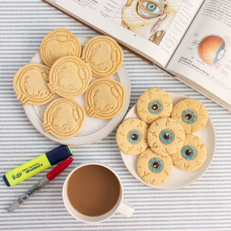 Set of 2 eyeballs cookie cutters (shapes: side and front