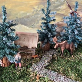 FADEDA Feeding Manger with Roof, Height: 13 cm, Hand-Painted, Detailed Nativity Scene Figures, Christmas Table Decoration, Nativity Accessories