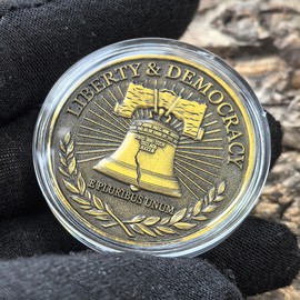 Strugglejewelry USA 250th Anniversary Challenge Coin, Liberty Bell & White House Patriotic Tribute for Proud Americans & Collectors
