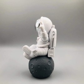 Home Bei Figurine Astronaut Statue Spaceman Décor,Desktop & Tabletop Decorative Cute Mini Space Figure Ornament,Cake Toppers Decoration and Craft Gift(Silver and White Astronaut Figurine)