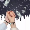 Set 2 Pulseras Para Parejas Imán Astronauta Brilla Oscuridad Color