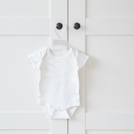 Garneck 10pcs Plastic Toddler Hangers Non-Slip Baby Onesie Hangers for Closet Kids Skirts Swimsuit Clothes Racks Newborn Infant Small Hangers Space Saving