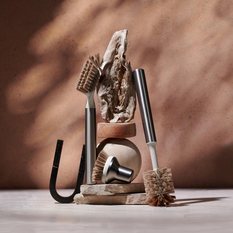 Curio Home Goods Ionic Brush Set, Magnetized to Stand Upright,