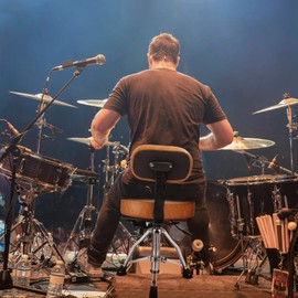 Ktaxon Drum Throne with Backrest, Oversized Motorcycle Shape Seat Height Adjustable Drum Stool Heavy Duty Chair with Drum Sticks for Adult Drummers, Extra Large (Brown)