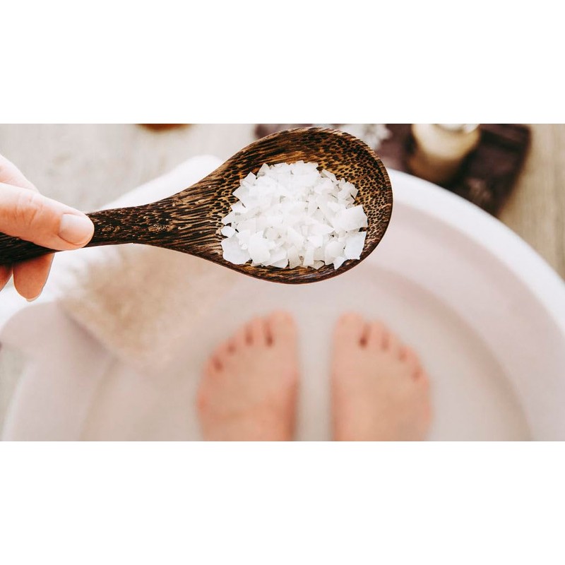 Natürliches Badesalz mit ätherischen Ölen – erfrischend, revitalisierend und aromatherapeutisch