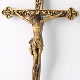 BC Crucifijo católico Jesús Crucifijo de pared, decoración religiosa del hogar, regalo de boda católica, aspecto tallado de metal, acabado dorado 12 pulgadas de alto, pintado a mano por Buildclassic