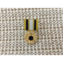 US AIR FORCE DISTINGUISHED SERVICE MEDAL HAT/LAPEL PIN MEASURES 1 AND 1/8TH INCH