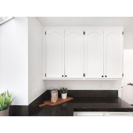 DecoBasics 50 Pack 1/2" Overlay Black Cabinet Hinges for Cabint Doors (25 Pairs) – Self-Closing Partial Wrap Semi-Concealed Face Frame Hinge for Cupboard & Kitchen Doors w/Screws & Quiet Bumpers