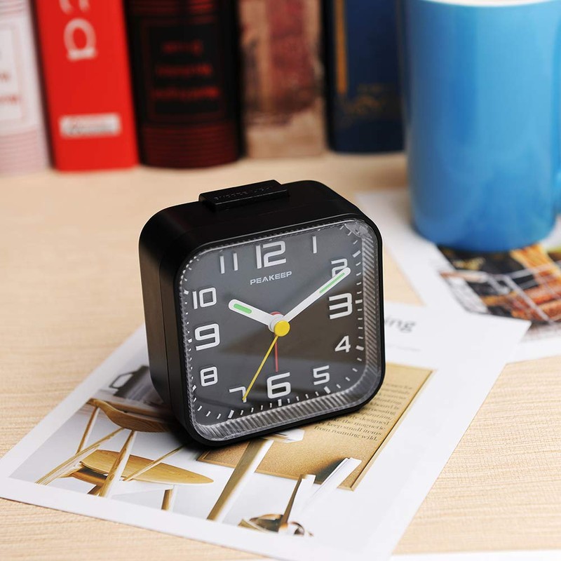 Peakeep 3D Numbers No Tick-Tock Analog Alarm Clock with Classic