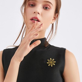 Fashion Snowflake Brooch Pin for Women Men - Golden Plated Winter Christmas Flower Lapel Brooches Pins Minimalist Holiday New Year Jewelry for Sweater Hat Scarf Dress Backpack Clothing Decorations