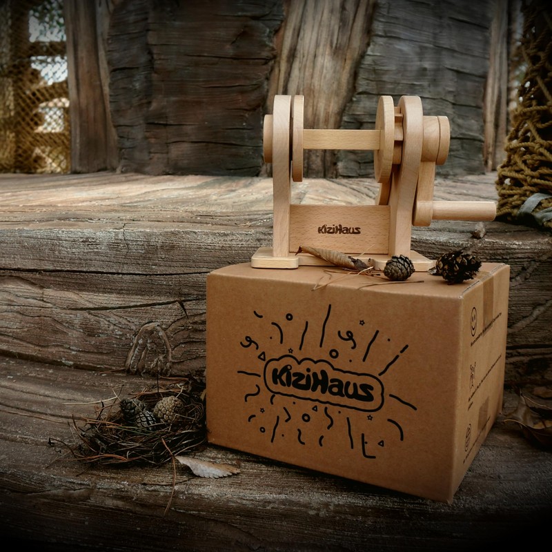 kizihaus Wooden Hand Winch Toy – Bucket Pulley System for