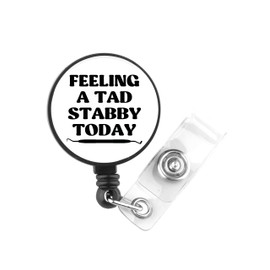 PLITI Stabby Today BadgeU Abzeichenrolle für Zahnarzthelfer, Geschenk für Zahnarzthelfer, Geschenk "Feeling A Tad Stabby Today"