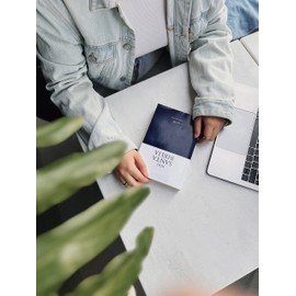 NVI, Santa Biblia, Revisión 2022, Edición económica, Tapa rústica (Spanish Edition)