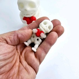 Skeleton Holding a Heart Articulated 3D Printed Figurine - White Skeleton with Red Heart, Ideal for Collectors and Decor - Size: Small