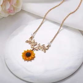 Sweet Sunflower Pearl Leaf Pendat Necklace Resin Daisy Flower Clavicular Chain Fashion Jewelry for Women (Gold)