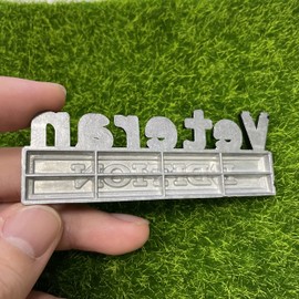 Paquete de 2 calcomanías de automóvil de edición veterana, emblema de letras 3D para exteriores, calcomanías divertidas para vehículos, camiones, SUV, decoración de puertas (negro/blanco)