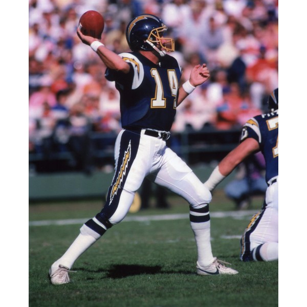 DAN FOUTS SAN DIEGO CHARGERS 8X10 SPORTS ACTION PHOTO (A)