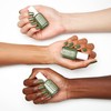 essie Nagellack mit deckendem und glänzendem Finish für farbintensive Fingernägel,