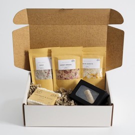 Luxury Soap & Bath Gift Set - Soap + Bath salts / Shower steamers / Bath Melts (One Size, Coconut & Aloe soap, 3 bath salts, Sweet Dreams essential oil roller)