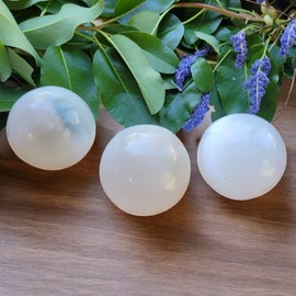 Selenite Sphere Ball Selenite Crystal Tumble Stone Natural Healing Spiritual Energy Round Ball Shape Stone Polished Home Decoration or Gifts (5/6cm)