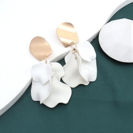 Vintage Rose Petal Dangle Earrings, Boho Acrylic Flower Earrings for Women, Aesthetic Jewelry Gifts (White)