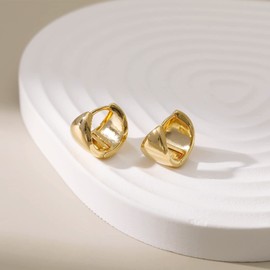 Gold Daisy Earrings for Women Flower Small Hoop Earrings Pearl Bee Huggie Earrings Lightweight Cartilage Huggie Hoops Earrings Jewelry Gifts for Women Girls