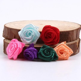 Whakano Pack of 100 Mini Artificial Flowers Rose Heads 1.5 cm, Satin Roses for Crafts, Flower Appliques, Decorative Roses, Small Rose Heads for Valentine's Day, Mother's Day, Wedding, Party, Home