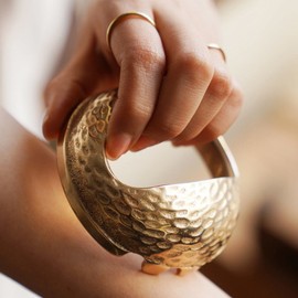 Notdam Bangjja Yugi One-Hand Gua Sha Massager / 놋담  방짜유기 한손 괄사 마사지기