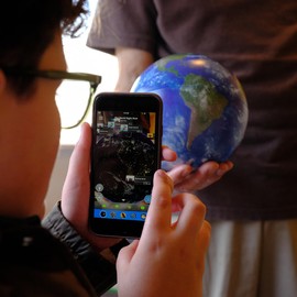 Hobonichi's Earth Ball Globe: A real-time view of the Earth without borders, with a diameter of approximately 15 cm