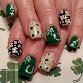24Pcs St. Patrick's Day Press on Nails Fake Nails Spring Green Lucky Clover Polka Dot Graffiti Design Short Square False Nails St. Patrick Glue on Nails Four-Leaf Clover Shiny Stick on Nails for Women