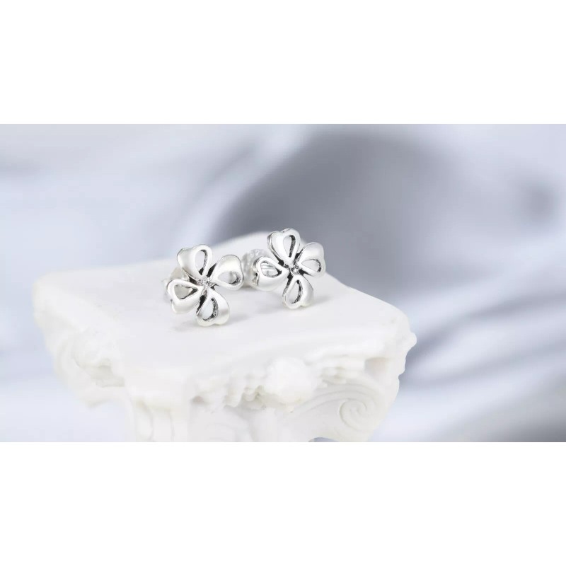 AeraVida Minimalist Open Petal Flower in .925 Sterling Silver Stud