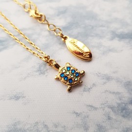Bernardy Merc | Collar/Dije Tortuga en chapa de oro