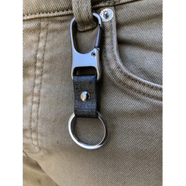 Noguez. Set de 2 Llaveros de Cuero con Mosquetón de Titanio y Arillo de Acero Inoxidable, Llaveros Unisex de Liberación Rápida en Color Negro y Café Oscuro, Keychain. (Negro y Café, Liso)