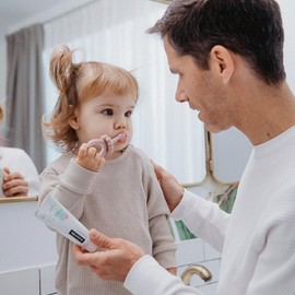 Suavinex, Starter-Set zur Zahnpflege, inkl. Zahnbürste für Babys + Zahnfleischmassagegerät + Zahnpasta für Babys, zum Verschenken, ergonomische Griffe, für den täglichen Gebrauch, ab 0 Monaten, Blau