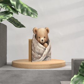 Kuschelbär Motiv Holzkarte - Bärchen Decke Geburtstagskarte | Niedliche Baby Deko, Bärchen Geschenk, Süßes Geschenk Baby, Lustige Geschenkidee mit Bärchen Motiv, Süßes Geschenk für Neugeborene