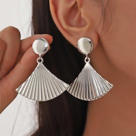Xmsrn Vintage large Scallop Drop Earrings Circle Coin Stud Earrings Silver Scallop Shell Dangle Earrings Hammered Seashell Earrings for Women