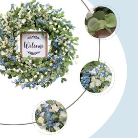 CIR OASES - Corona artificial azul para puerta delantera, hojas artificiales de 20 pulgadas y corona de flores blancas con letrero de bienvenida, corona verde de primavera/verano para puerta