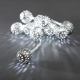 Konstsmide 3188-303 LED Dekolichterkette "silberfarbene Metallbälle" / für Innen (IP20) / VDE geprüft / Batteriebetrieben: 3xAA 1.5V (exkl.) / 10 kalt weiße Dioden / transparentes Kabel