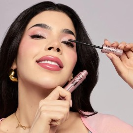 Maybelline Sky High Máscara de Pestañas, Alargamiento y Volumen Hasta por 12 Horas, con Fibras Extensoras y Extracto de Bambú, Lavable, Tono Cosmic Bl