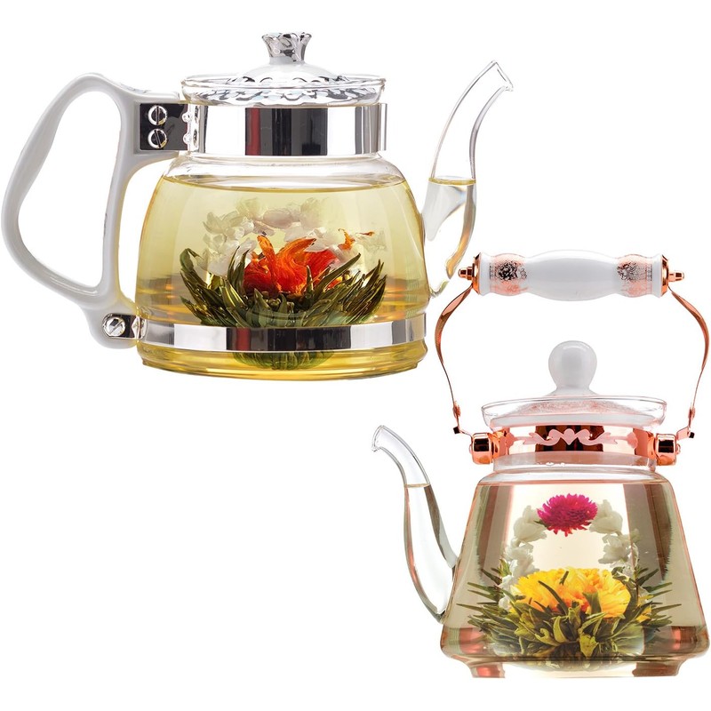Té floreciente de jazmín, lirio de hadas y flores de