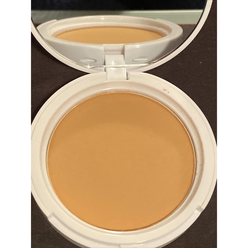 Winky Lux Diamond Infused Pressed Powder are a girls best