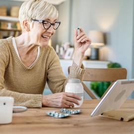 Pill Splitter, Portable Tiny Tablets Splitter, Half or Quarter Pill Cutter with Safety Lock for Daily Household Men Women Elderly Kids School Weekly Outdoor Activities