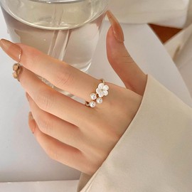 Yheakne Vintage Enamel Flower Pearl Ring Gold Pearl Finger Rings White Resin Flower Ring Acrylic Wedding Rings Knuckle Ring Jewelry for Women Wedding