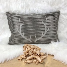Gaidra Wellness Cushion with Pine Flakes – Jacquard Made of 100% Cotton – 20 x 30 cm – Handmade Quality from South Tyrol – Tyrolean Style – Antlers Dark Brown