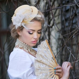 Zinniday Fascinator High Tea Hat - Women's White Mini Clip On 20s 50s Kentucky Derby Cocktail Pillbox Cups Dress Hat with Flower and Feather Decoration