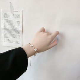 XUN Zhe Cute Daisy Flower Bracelet,Enamel Sun Flower Pendant Bracelet Charm White Flower Bracelet Jewelry for Women Gifts (White)