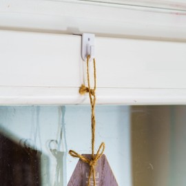 Window Hooks for Hanging, 24 pcs, in White, Decorative Hooks for 0.47 to 0.67" sash Thickness, Door Hooks Without Gluing and Drilling, Window Clip for Fairy Lights, Decorative Pendant, Door Wreath