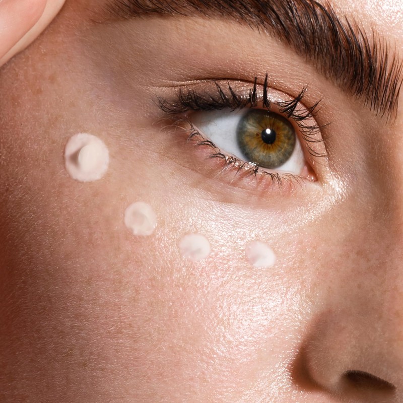 Lacabine VIT-C EYE CONTOUR, HYDRATES AND LIGHTES THE EYE CONTOUR